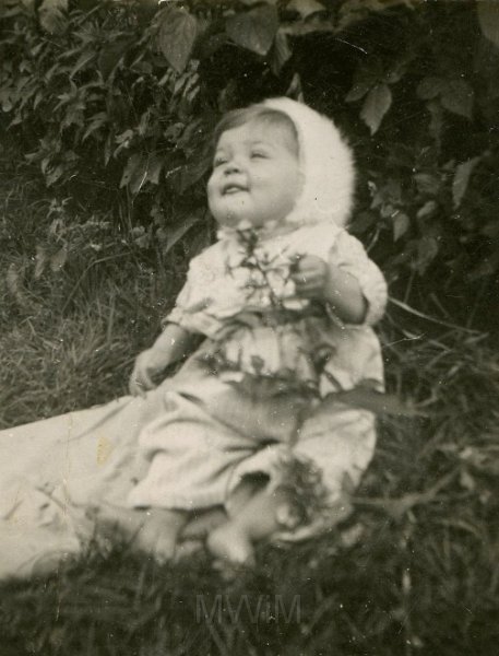 KKE 4772.jpg - Fot. Portret. Alicja Jarzynowska – siostra Marii Jolanty Mierzejewskiej (z domu Jarzynowska), Święciany, 1943 r.